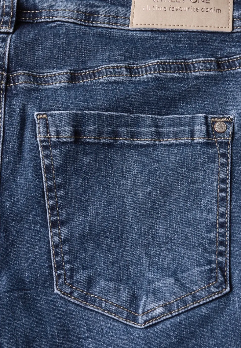 Jeans mit Destroyed Details