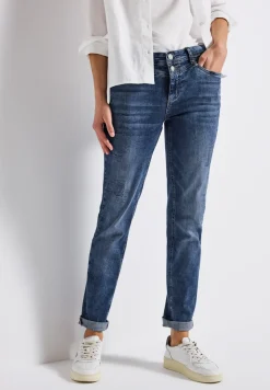 Jeans mit Destroyed Details