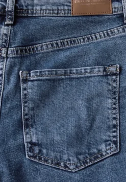 Jeans mit Destroyed-Details