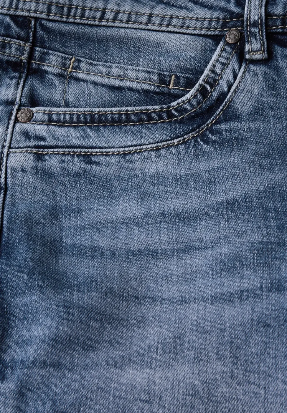 Jeans mit Destroyed-Details