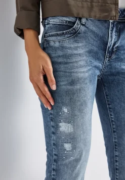 Jeans mit Destroyed-Details
