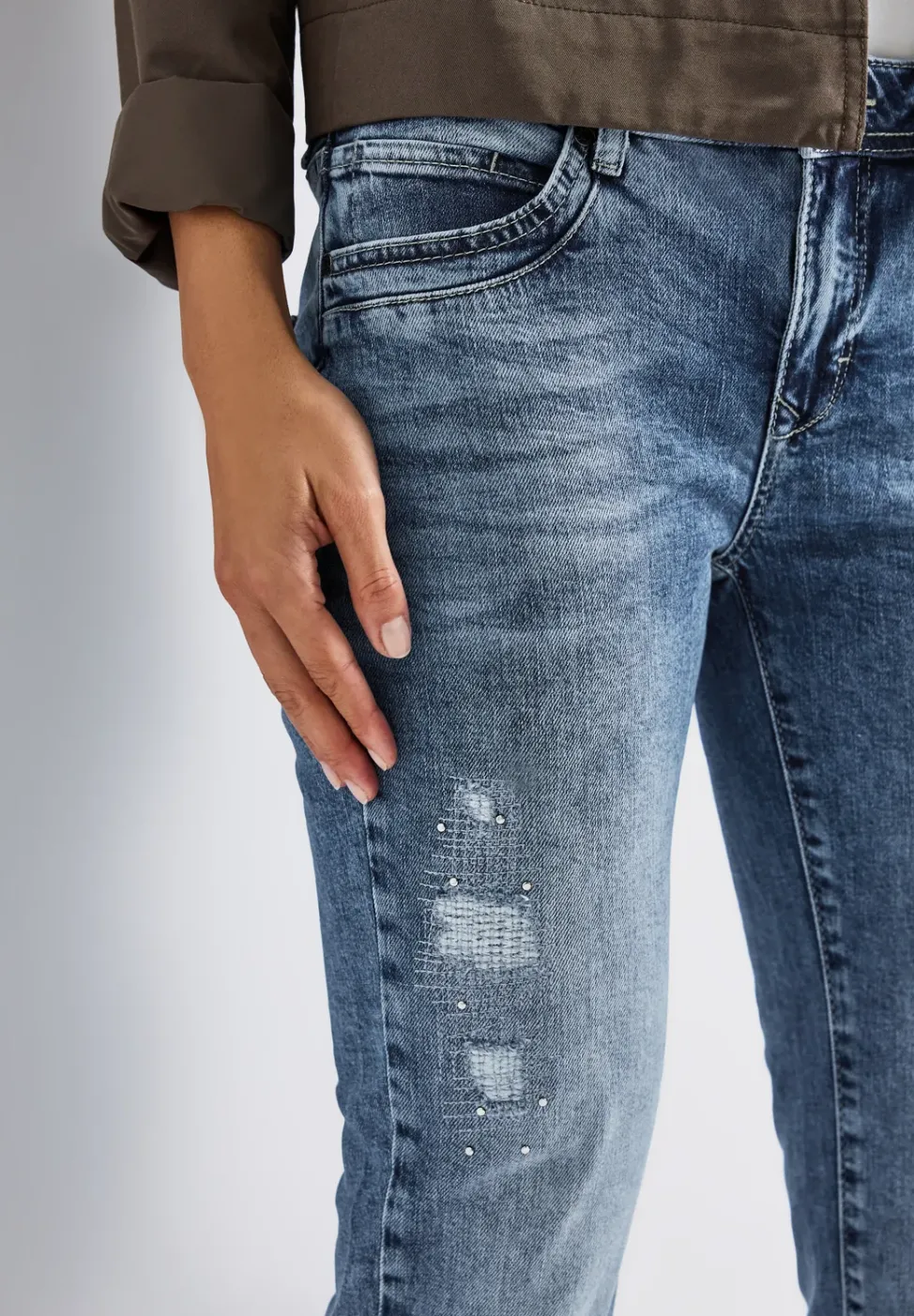 Jeans mit Destroyed-Details