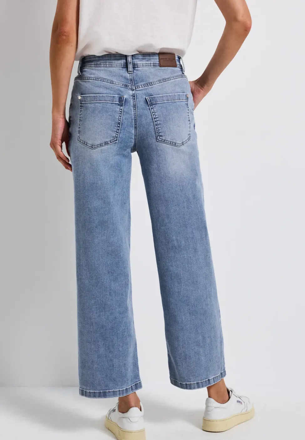 Jeans mit Knopfdetail
