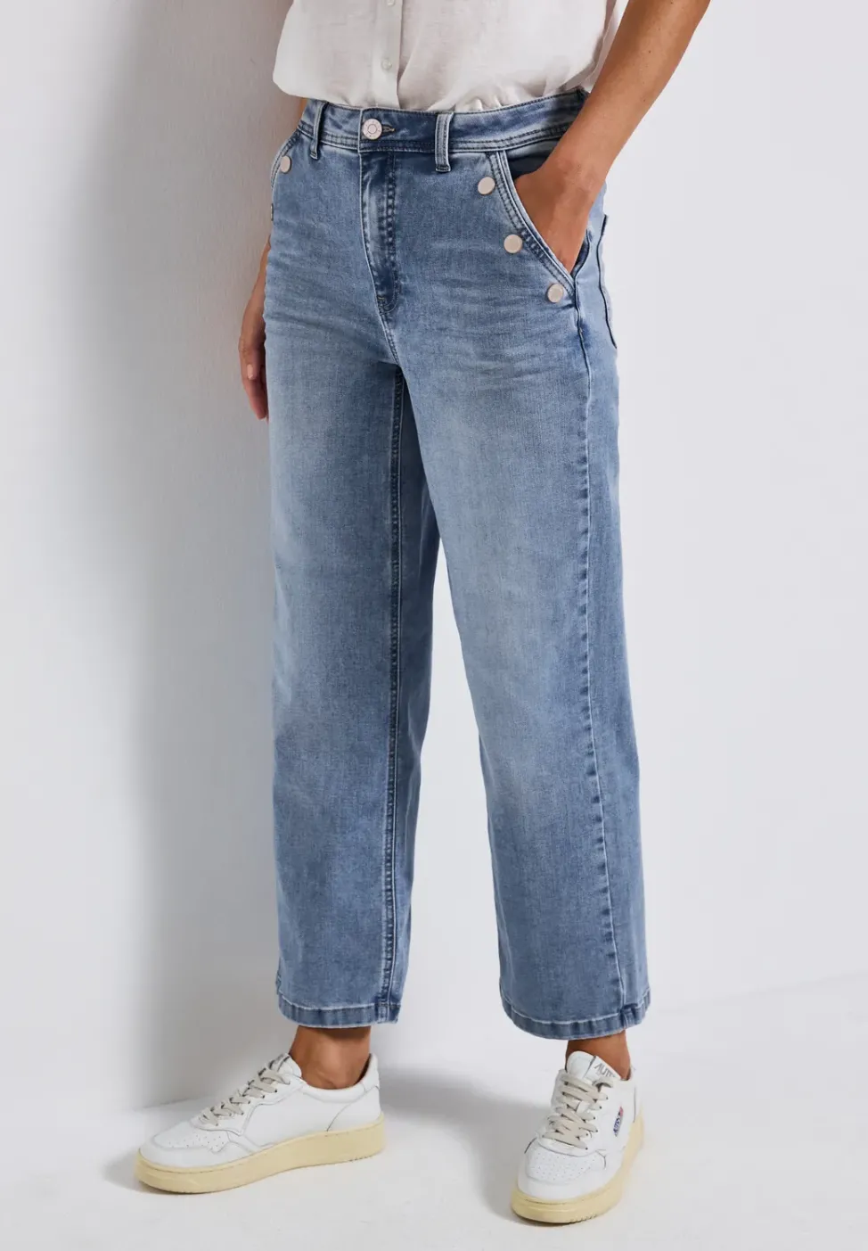 Jeans mit Knopfdetail