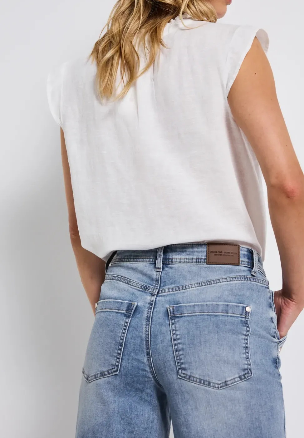 Jeans mit Knopfdetail