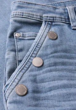 Jeans mit Knopfdetail