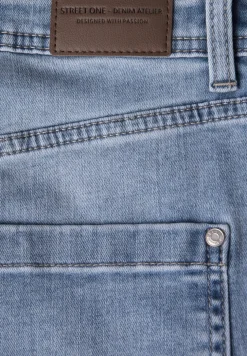 Jeans mit Knopfdetail