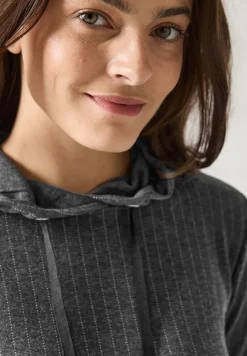 Kleid im Nadelstreifen-Look