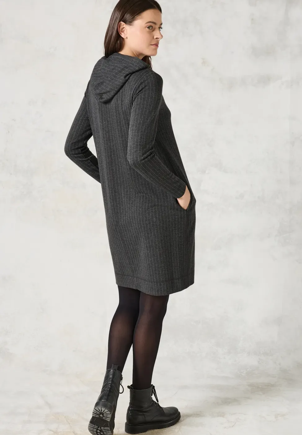 Kleid im Nadelstreifen-Look
