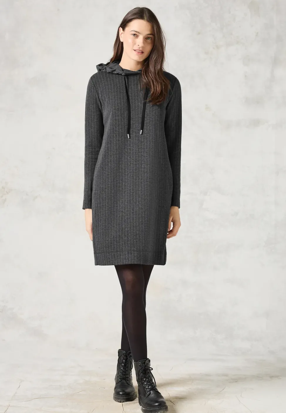 Kleid im Nadelstreifen-Look