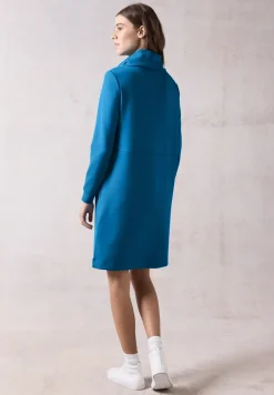 Kleid mit großem Kragen