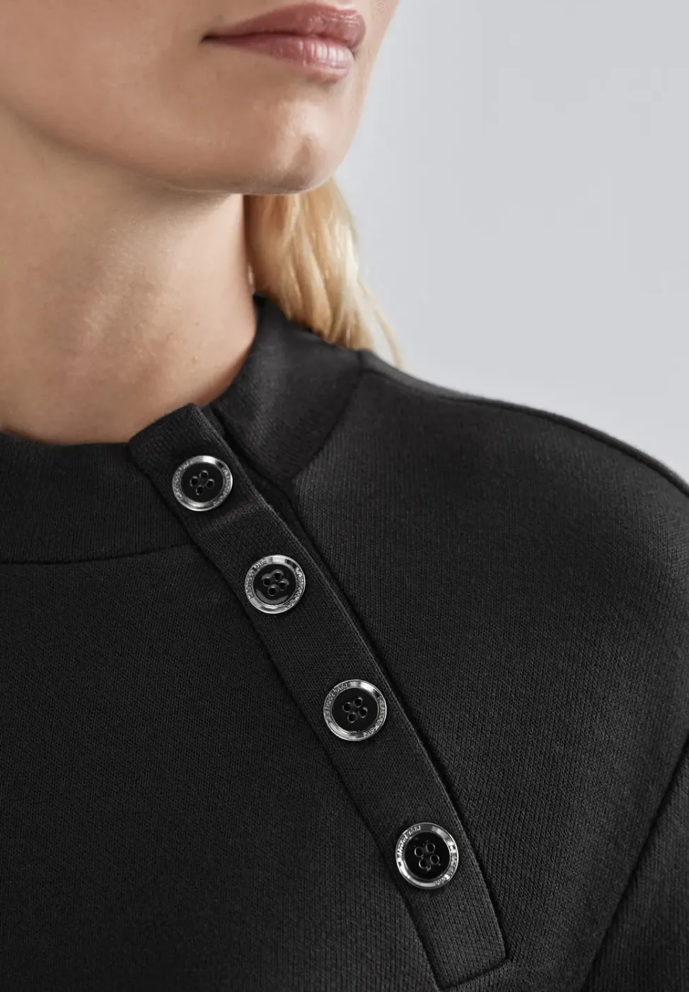Kleid mit Knopfdetail