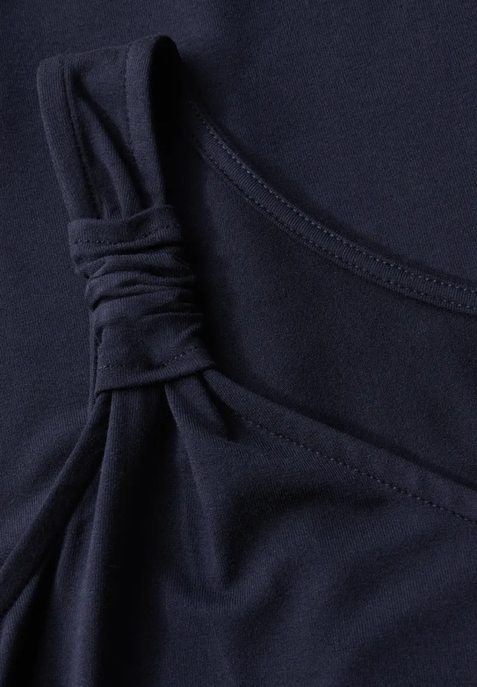 Kleid mit Knotendetail