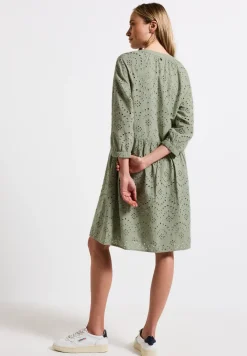 Kleid mit Lochstickerei