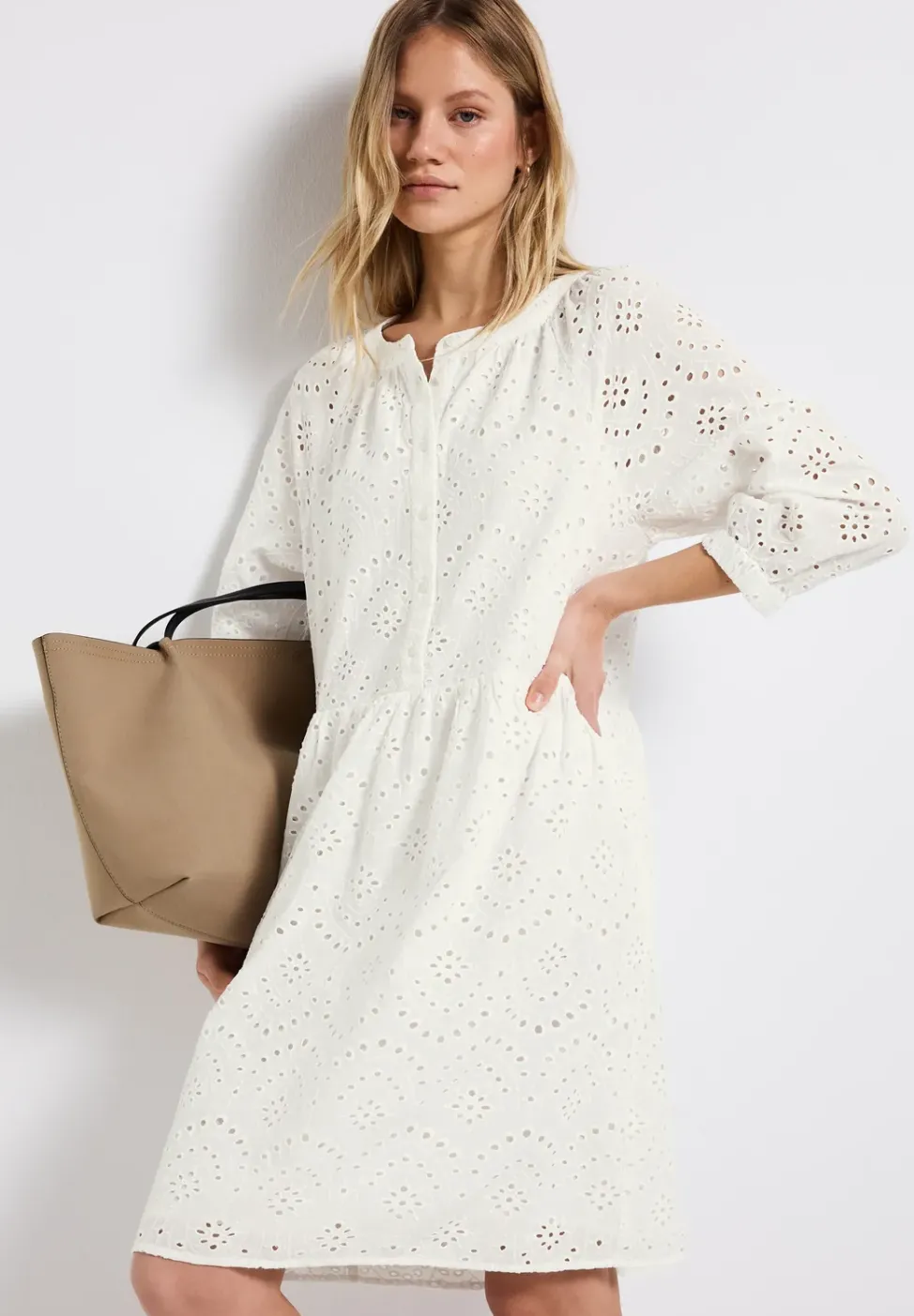Kleid mit Lochstickerei