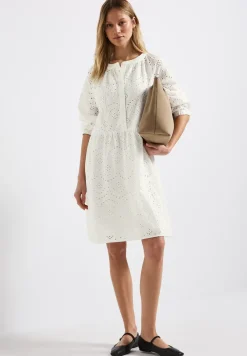 Kleid mit Lochstickerei
