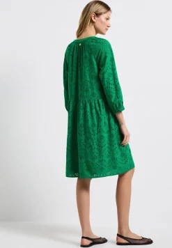 Kleid mit Lochstickerei