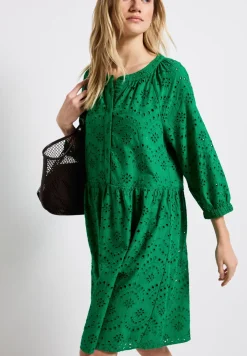 Kleid mit Lochstickerei