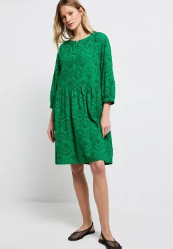 Kleid mit Lochstickerei