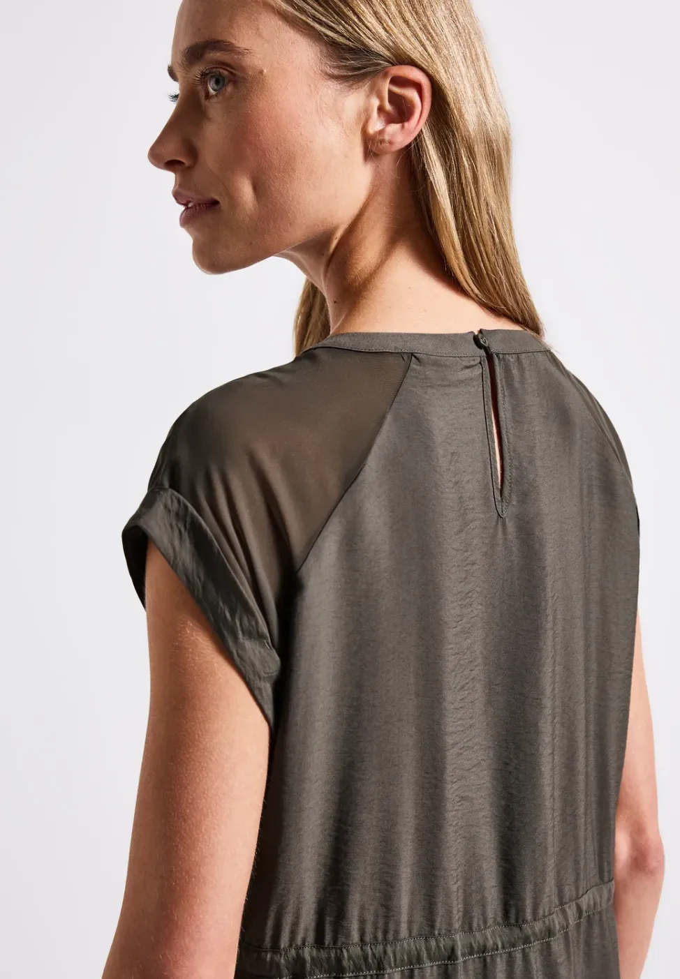 Kleid mit Mesh-Details