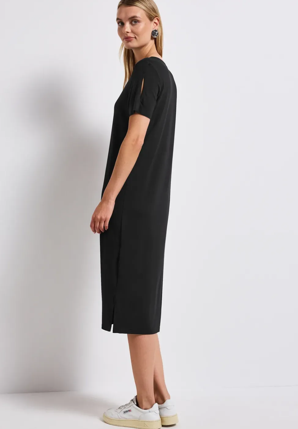 Kleid mit Schlitzdetail