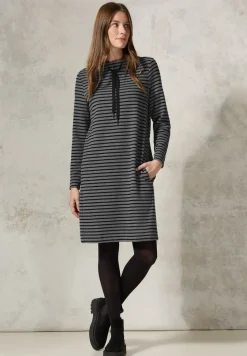Kleid mit Streifenstruktur
