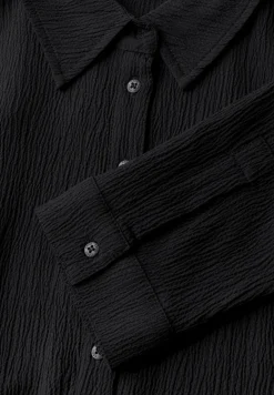 Kleid mit Struktur