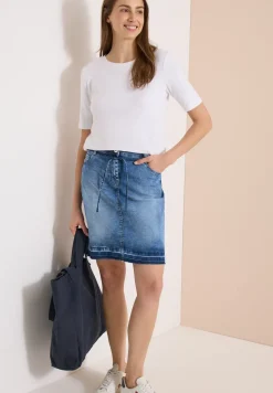 Knielanger Jeansrock mit Gürteldetail