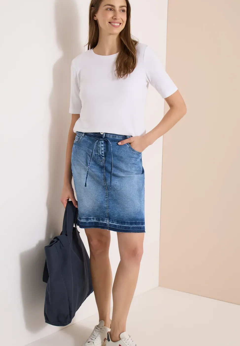 Knielanger Jeansrock mit Gürteldetail