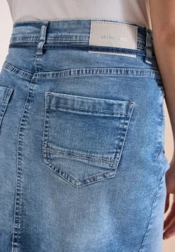 Knielanger Jeansrock mit Gürteldetail