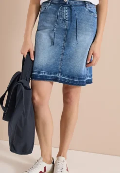 Knielanger Jeansrock mit Gürteldetail