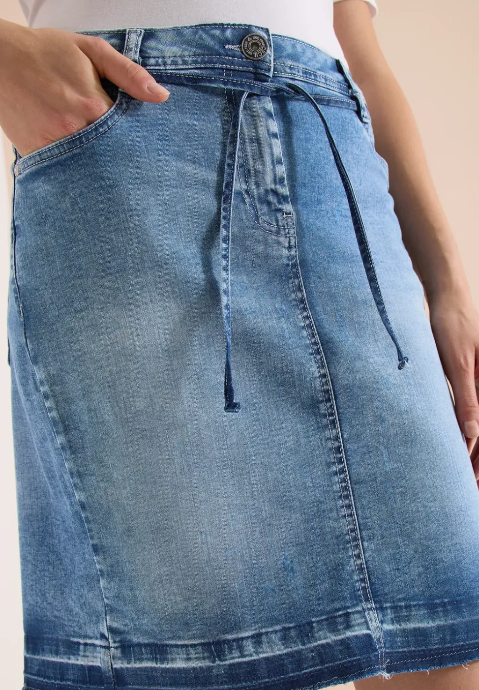 Knielanger Jeansrock mit Gürteldetail