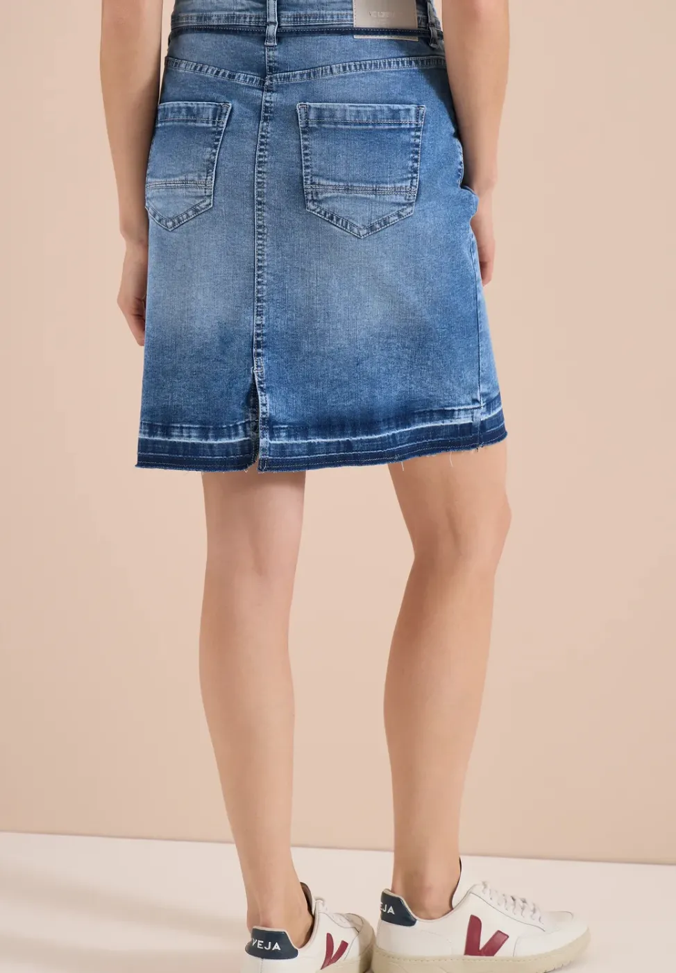 Knielanger Jeansrock mit Gürteldetail