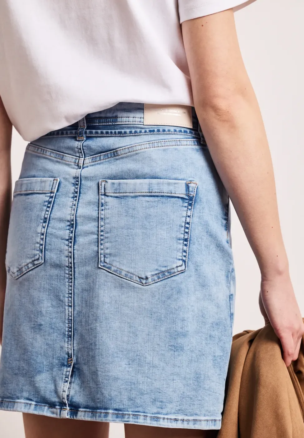 Knielanger Jeansrock mit Gürteldetail