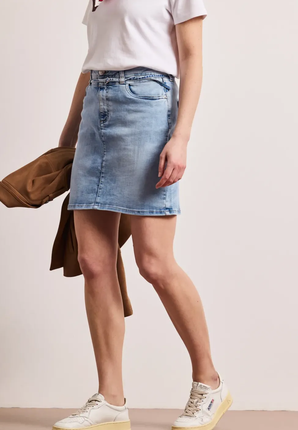 Knielanger Jeansrock mit Gürteldetail