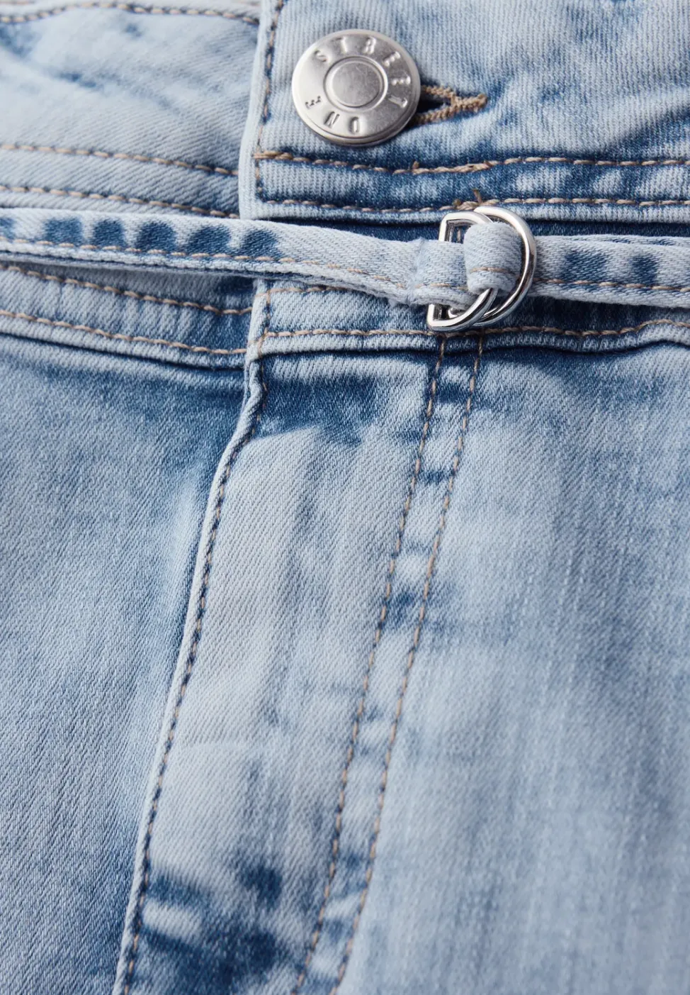 Knielanger Jeansrock mit Gürteldetail
