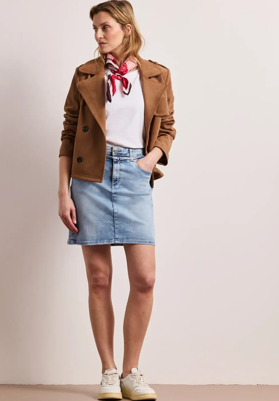 Knielanger Jeansrock mit Gürteldetail