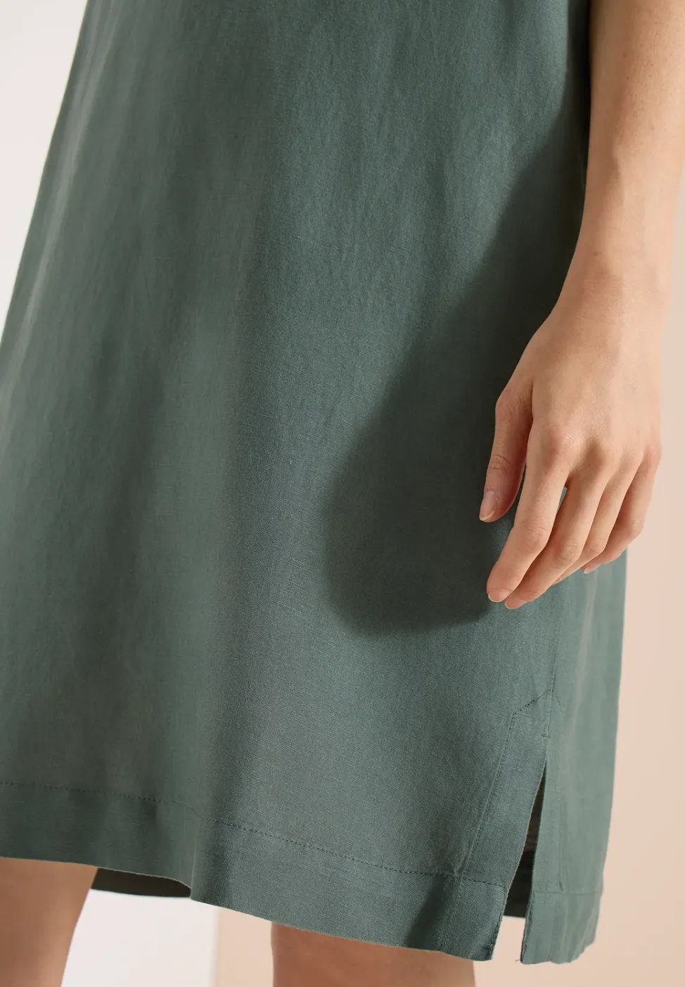 Knielanges Kleid aus Leinenmix