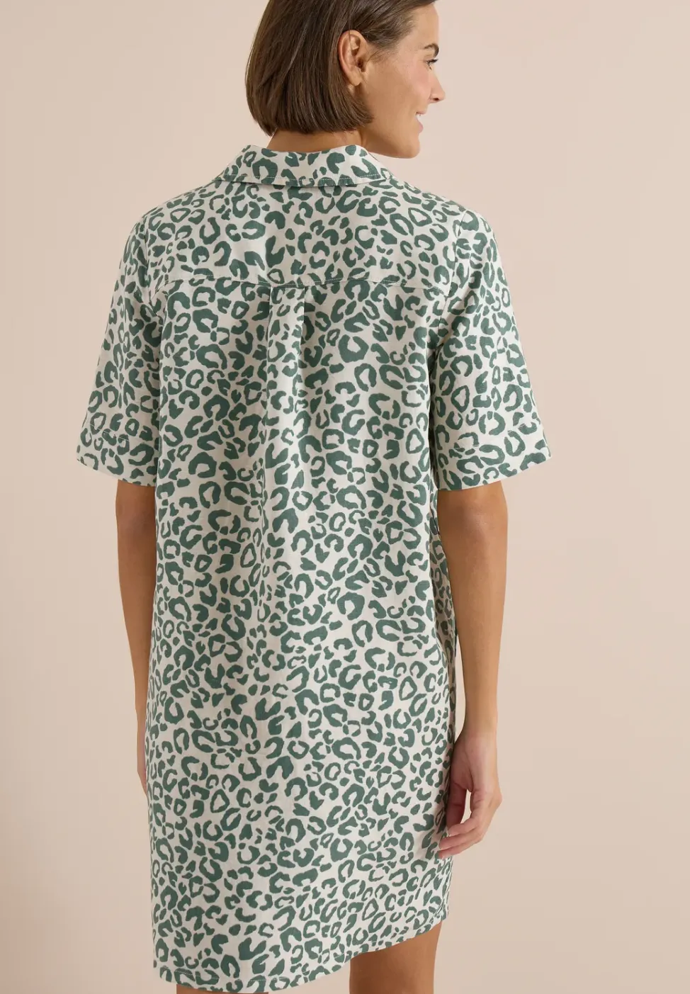 Knielanges Kleid aus Leinenmix mit Leo-Print