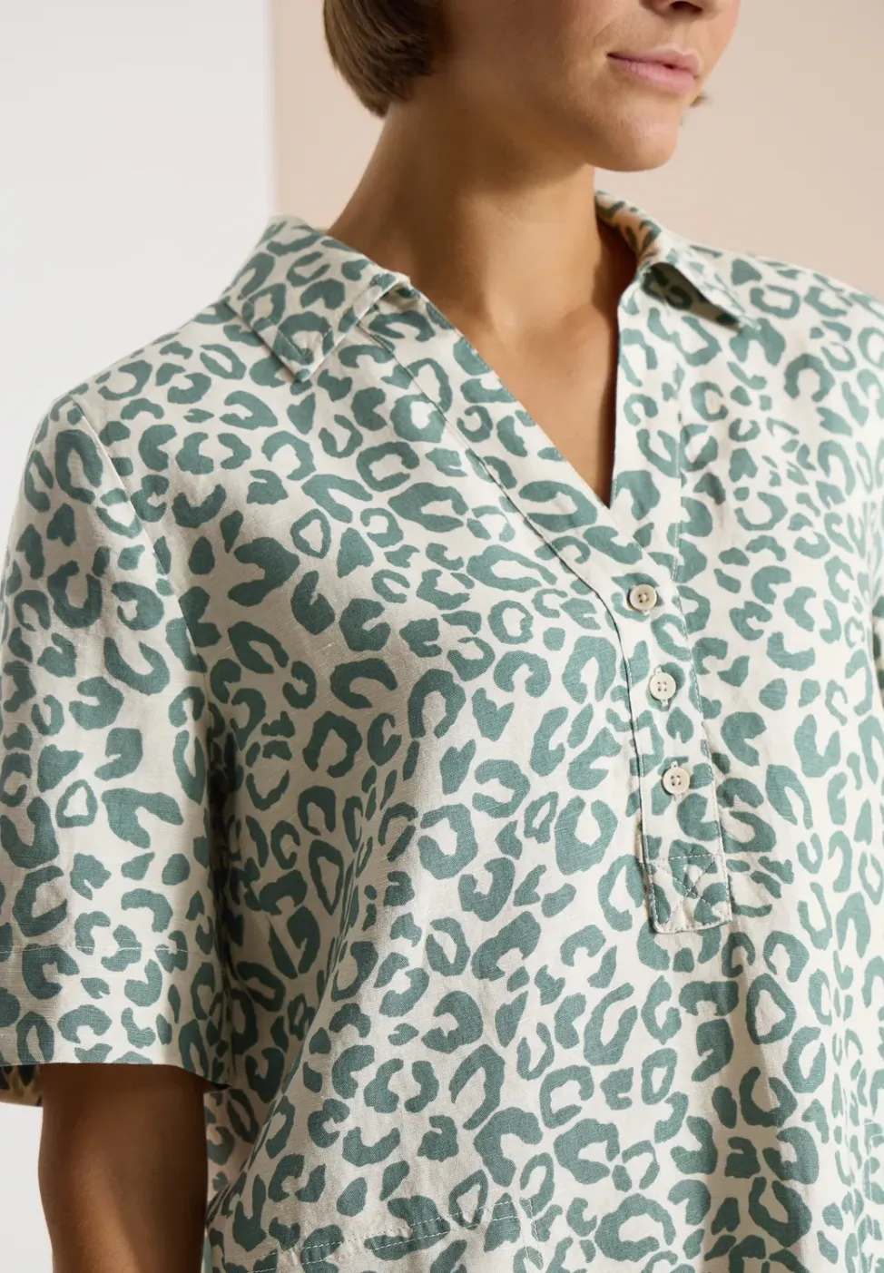 Knielanges Kleid aus Leinenmix mit Leo-Print