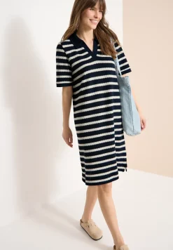 Knielanges Kleid in Ajourstrick