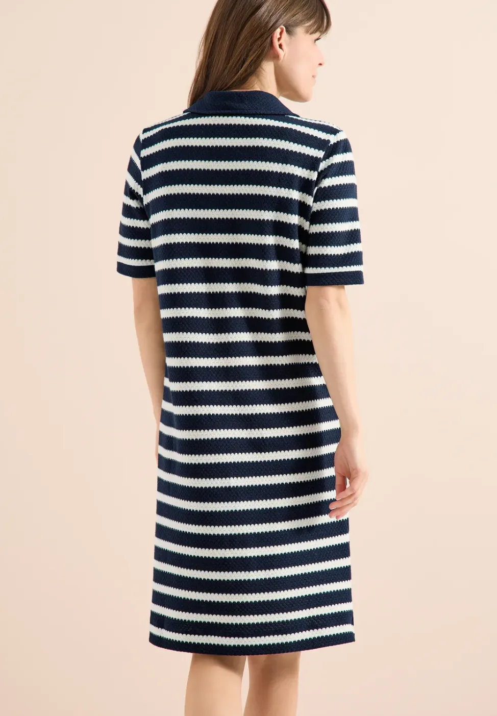 Knielanges Kleid in Ajourstrick