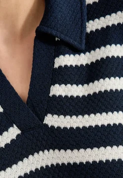 Knielanges Kleid in Ajourstrick