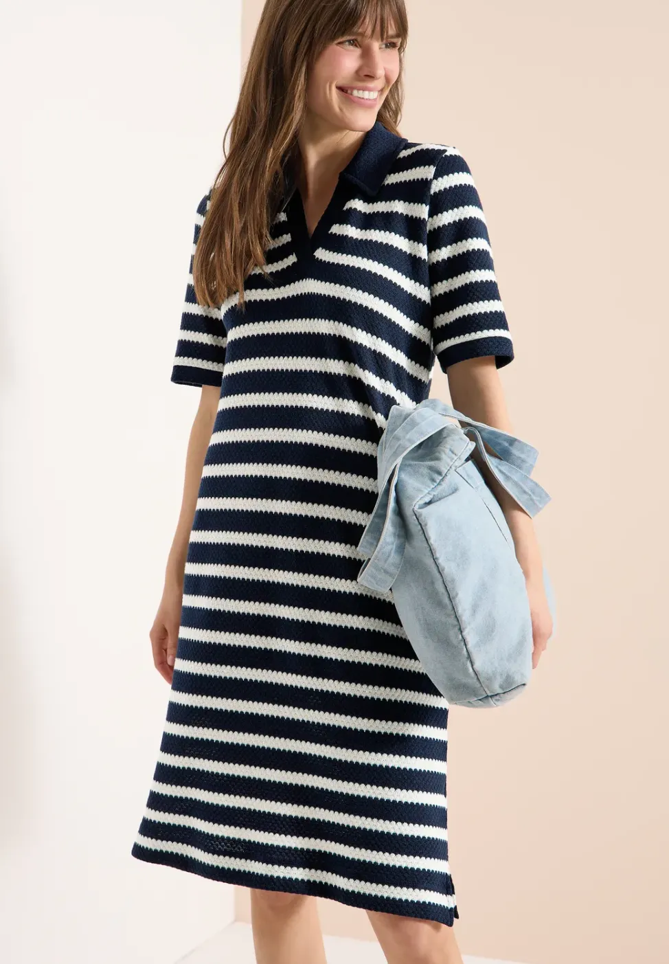 Knielanges Kleid in Ajourstrick