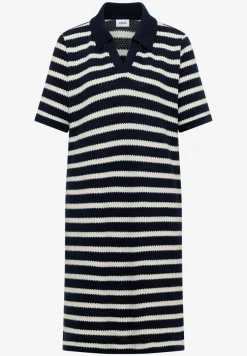 Knielanges Kleid in Ajourstrick