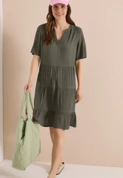 Knielanges Kleid in Crepe-Struktur