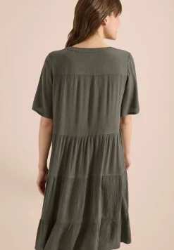 Knielanges Kleid in Crepe-Struktur