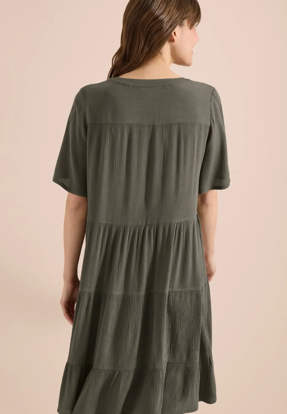 Knielanges Kleid in Crepe-Struktur