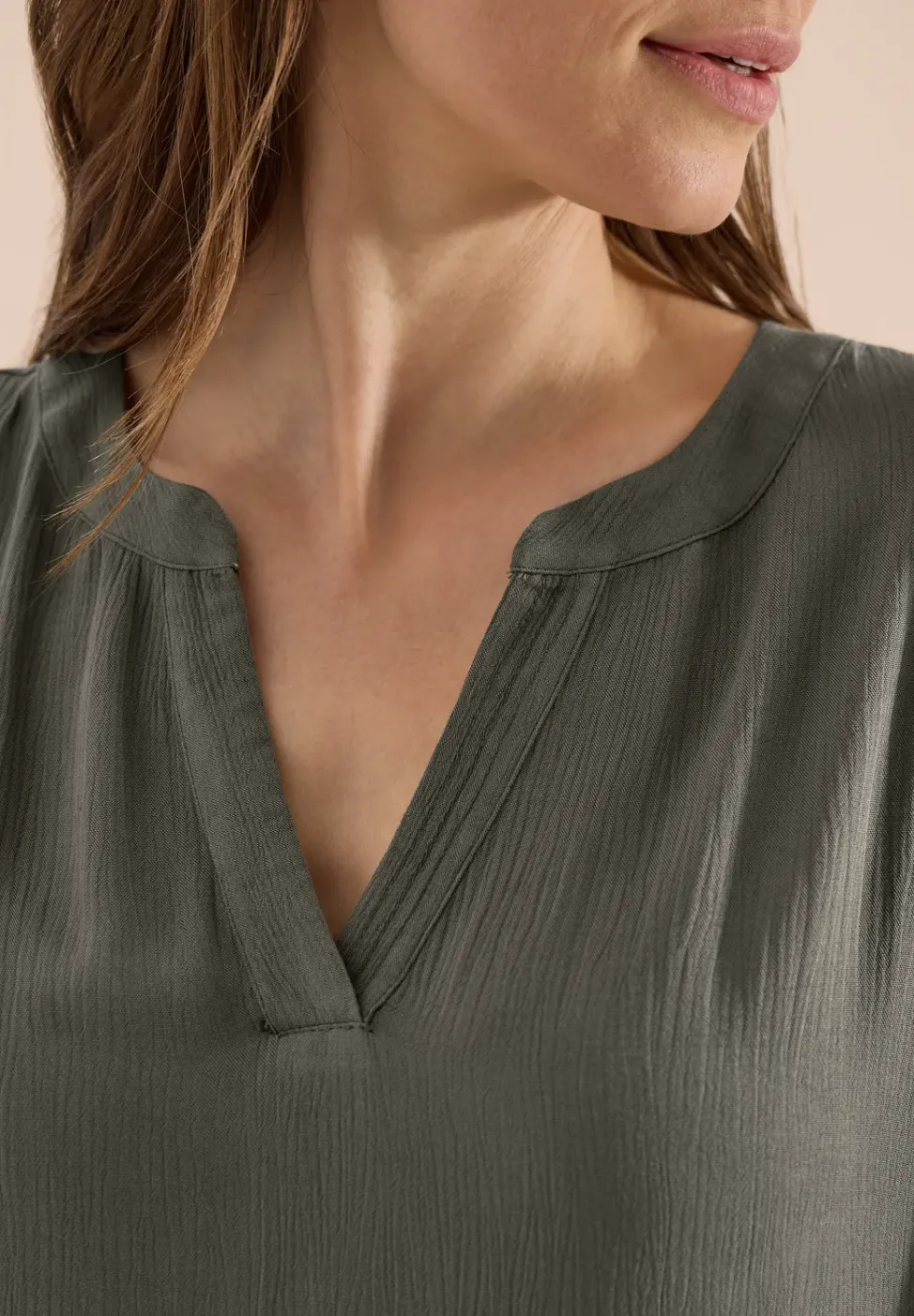 Knielanges Kleid in Crepe-Struktur