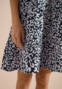 Knielanges Kleid in Crepe-Struktur